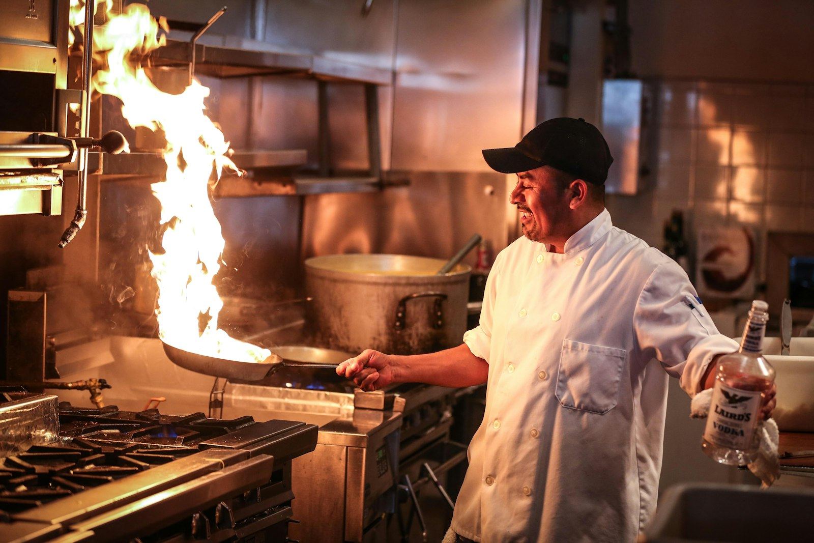 Cottura alla fiamma in una cucina professionale